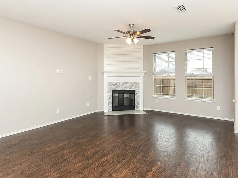 204 Bay St — Photo 4