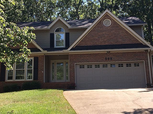 1st image of 902 Manor Dr