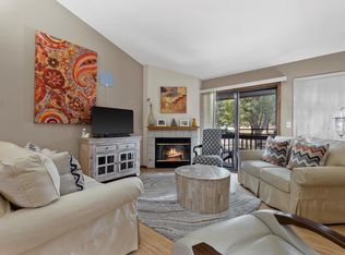 384 Park Hill Dr UNIT H, Pewaukee, WI 53072