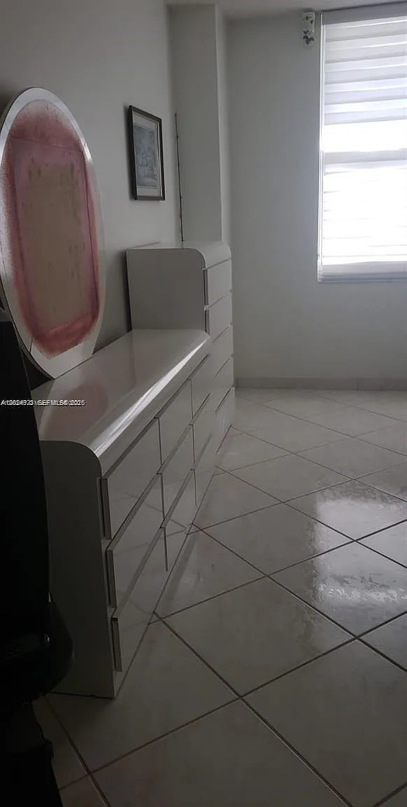 Sea Air Towers Condo — Photo 4