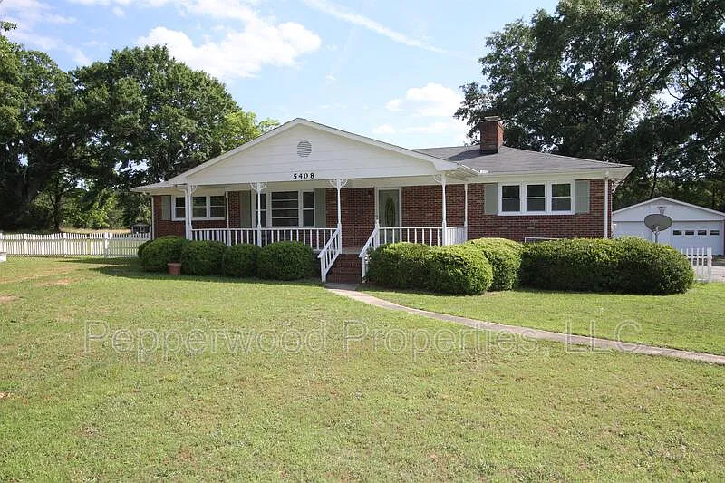 3 bed, 2.0 bath, 1300 sqft, $1,595 — Photo 1