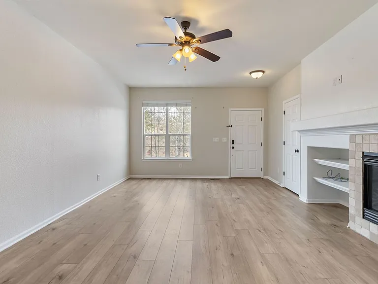 727 Crooked Y Point — Photo 2