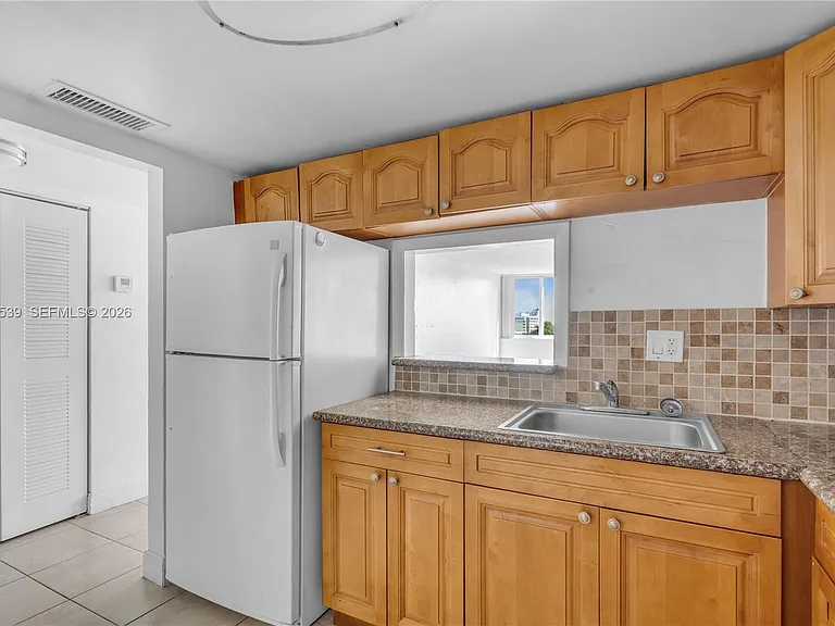 9143 SW 77th Ave #B710 — Photo 7