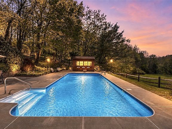 3rd image of 102 Foxwood Dr