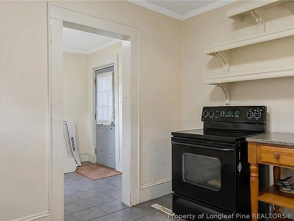 5th image of 209 E 18th St