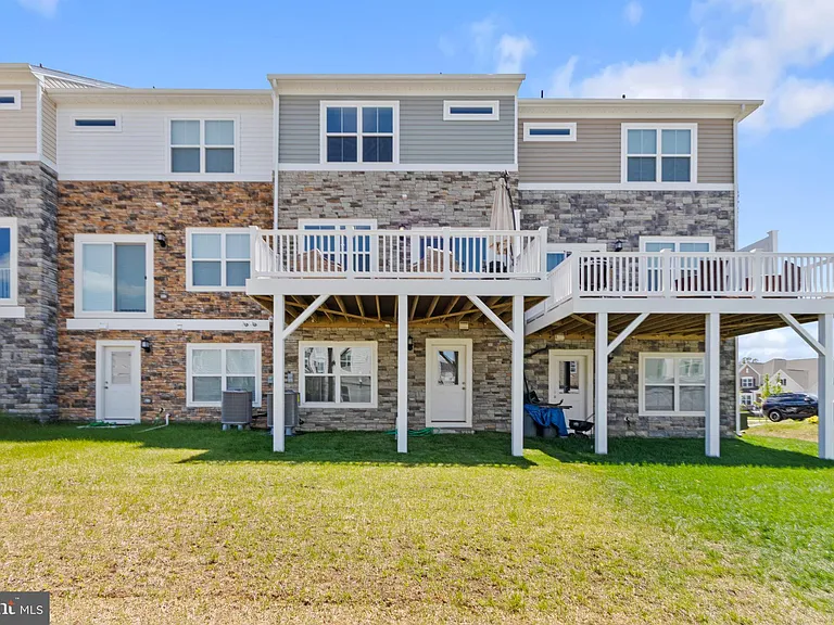 10893 Drummond Pl — Photo 28