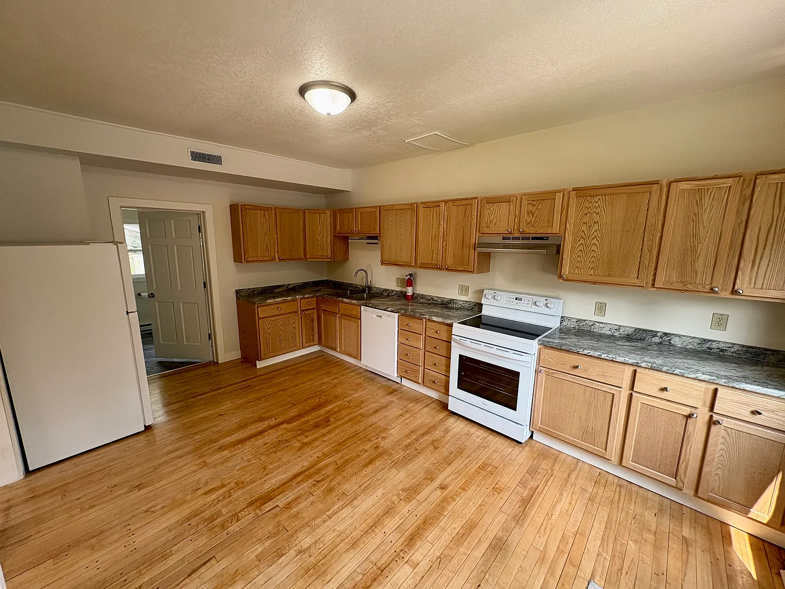 3 bed, 1217 sqft, $1,995 — Photo 3