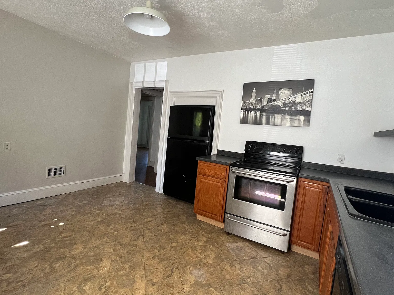 3 bed, 1300 sqft, $1,800 — Photo 4