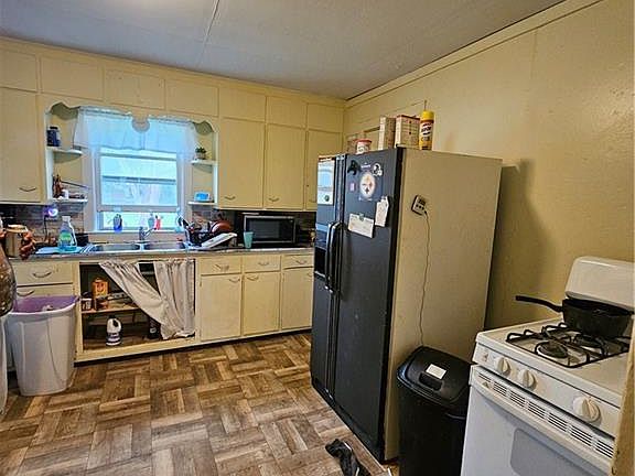 5th image of 324 W 15th St