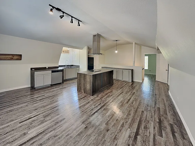 2913 Hunter St — Photo 7