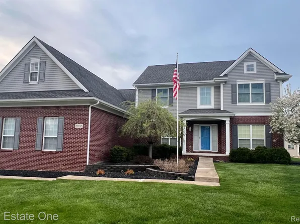 8938 El Dorado Dr, White Lake, MI 48386