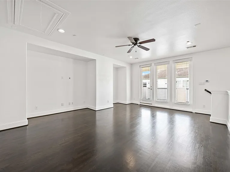 1104 Thompson St — Photo 10