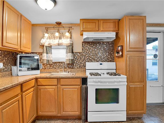 4th image of 1449 Rochester St Lot 32