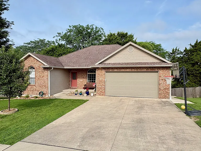 3803 Iguana Dr. 
Columbia, MO 65202