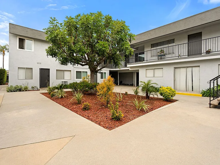 Downey Court Apartments — Photo 9