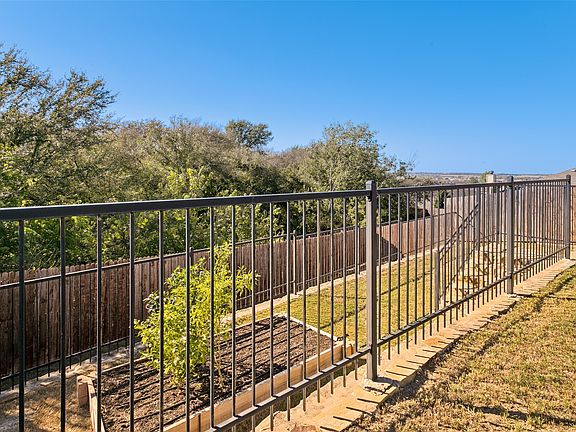 3rd image of 300 Balcones Dr