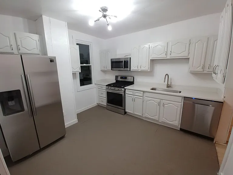 640 Lillian St — Photo 5