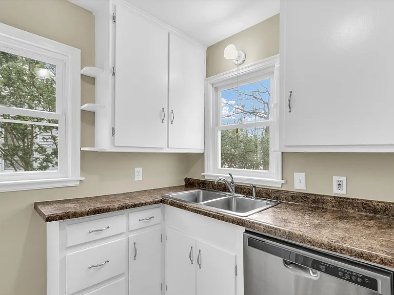 502 E Washington St — Photo 14