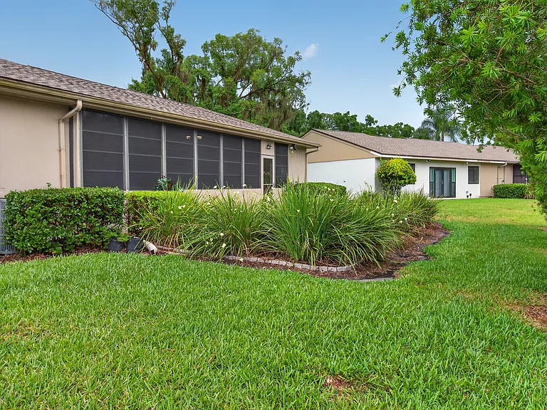 320 Michaels Cir — Photo 32
