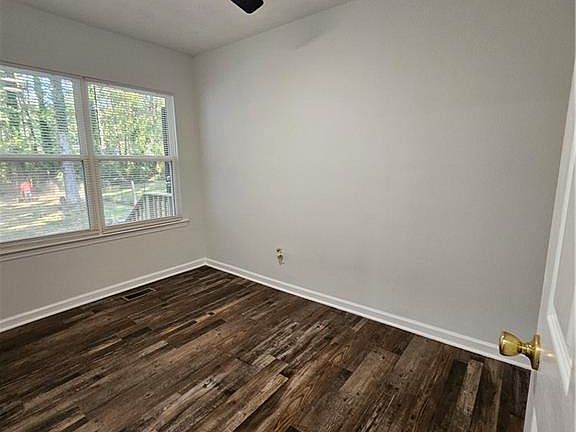 3rd image of 369 Autumn Ln SW