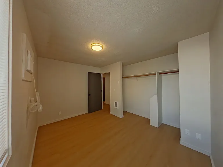 University Manor - Newly Renovated Units just a short walk from Campus! — Photo 57