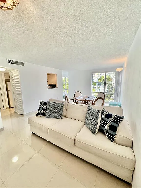 1 bed, 1.5 bath, 620 sqft, $2,000 — Photo 1
