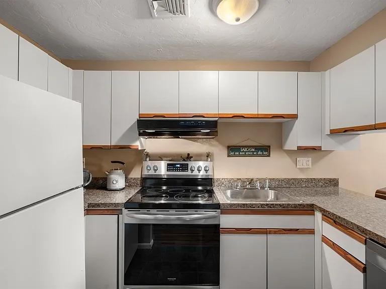 280 Village St #D2 — Photo 3