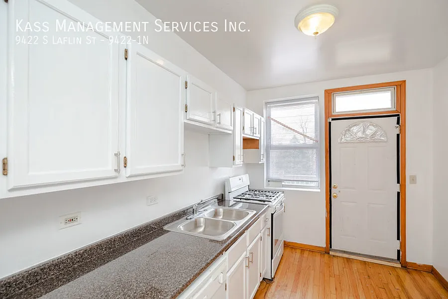 Amazing 2 Bed - Super Large Unit - Hardwood Floors - Living/Dining Room — Photo 4