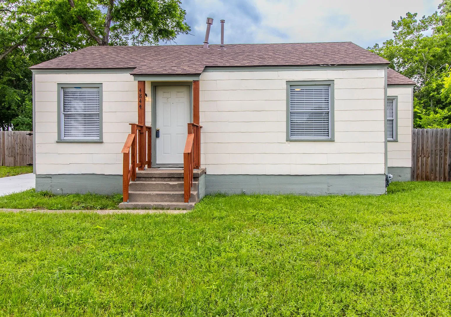 Update River Oaks Bungalow! — Photo 1