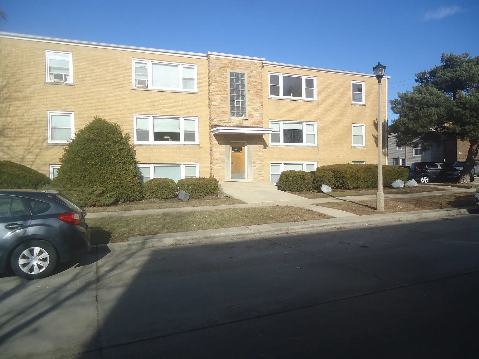 3 bed, 1.5 bath, 1200 sqft, $2,500 — Photo 1