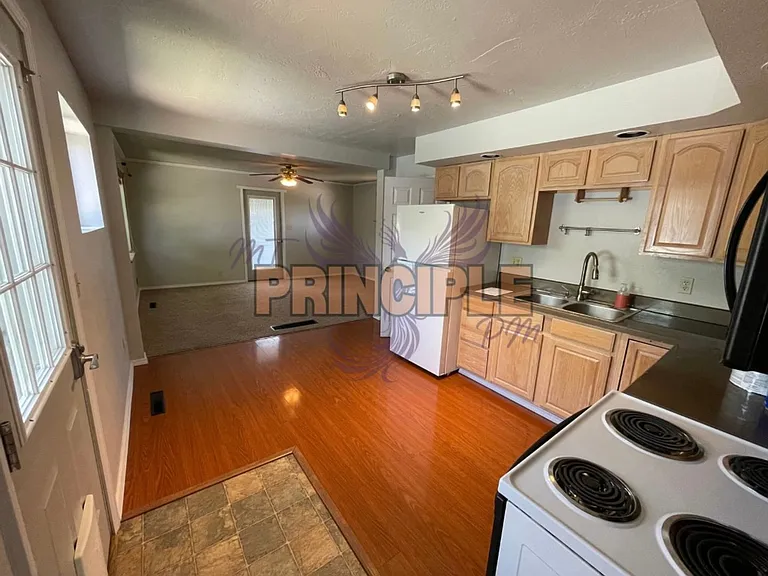 2021 Johns Ave — Photo 9