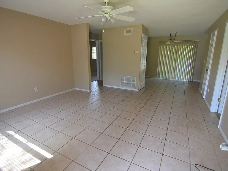 423 Longwood Cir — Photo 2