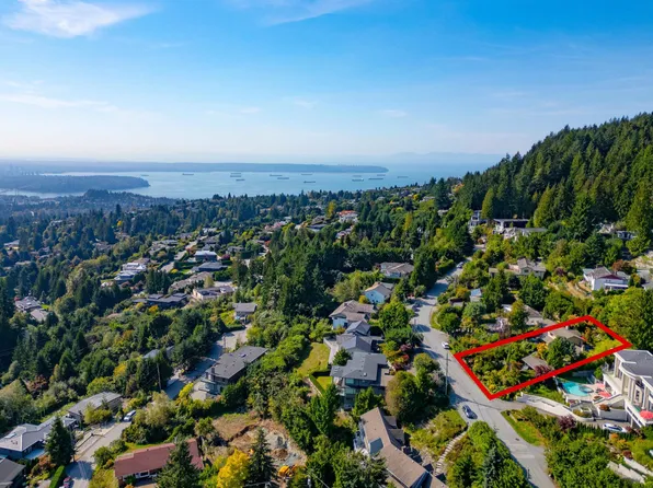 560 Craigmohr Dr, West Vancouver, BC V7S 1W9