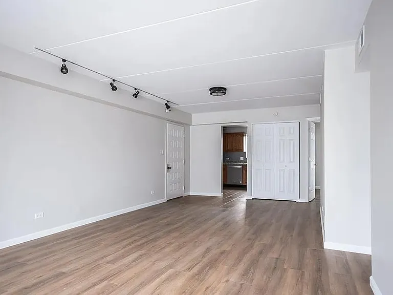 6040 Lake Bluff Dr #402 — Photo 5