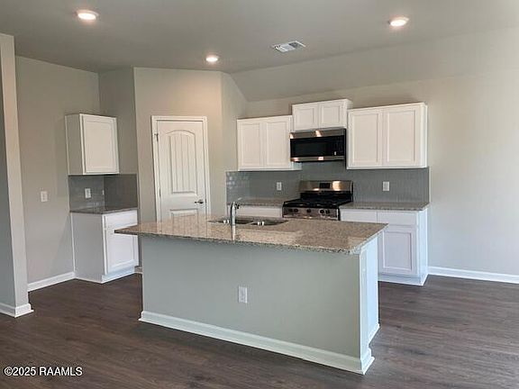 2nd image of 106 Broussard Hill Dr