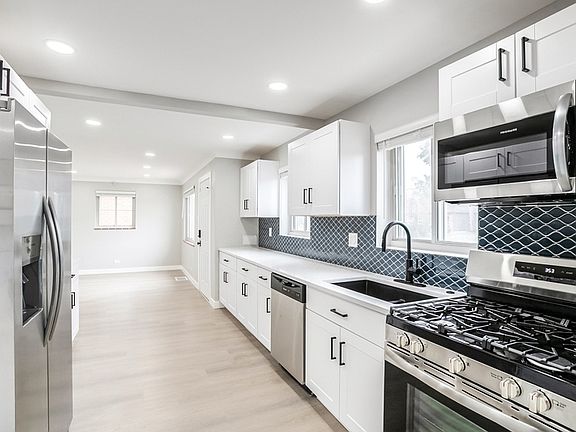 2nd image of 2862 Poplar St