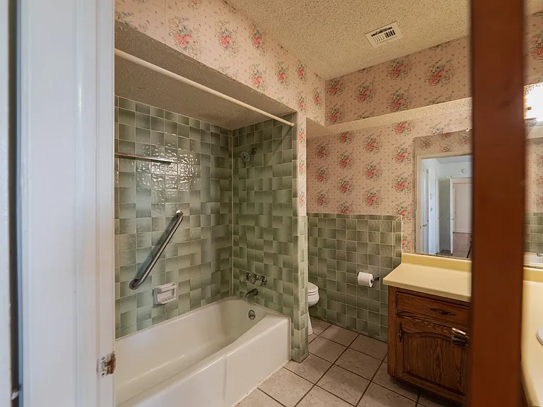 2442 N Jordan Ave — Photo 17