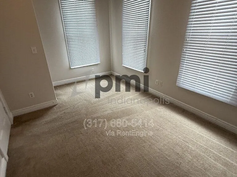 233 N East St — Photo 32