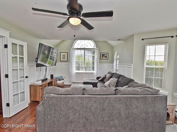 3rd image of 219 Orchard View Dr
