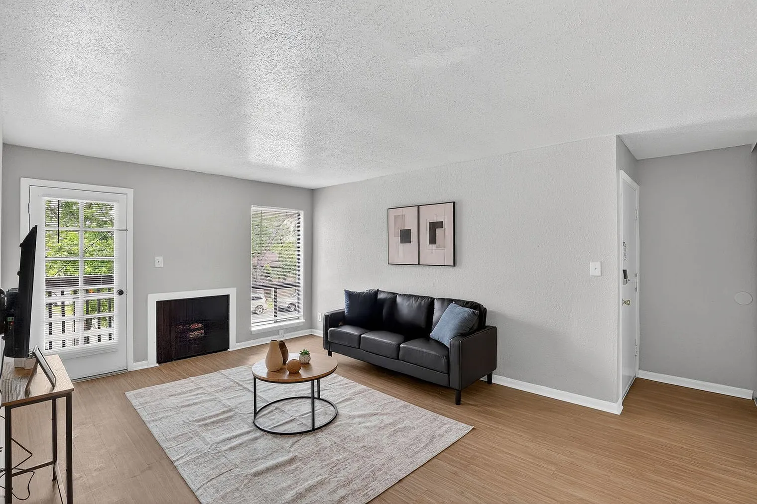 2 bed, 1.0 bath, 9913 sqft, $2,310 — Photo 2