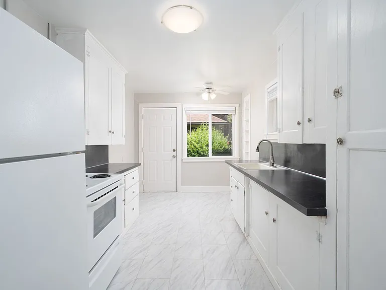 Columbia Court Apartments — Photo 10
