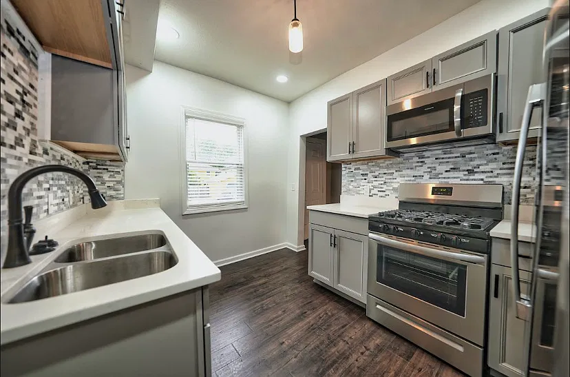3 bed, 1.5 bath, 1250 sqft, $2,425 — Photo 4