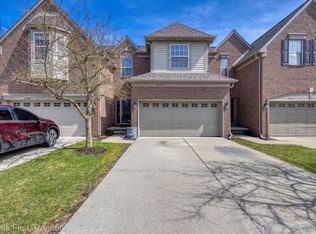 41351 N Maplewood Dr, Canton, MI 48187