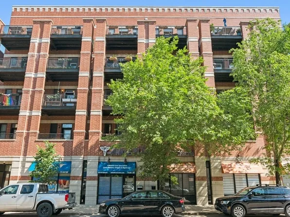 2222 W Belmont Ave Unit 302, Chicago, IL 60618
