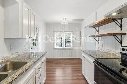 20 Martha Ave — Photo 12