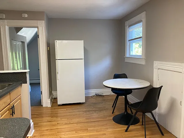 303 E Madison St #4 — Photo 2