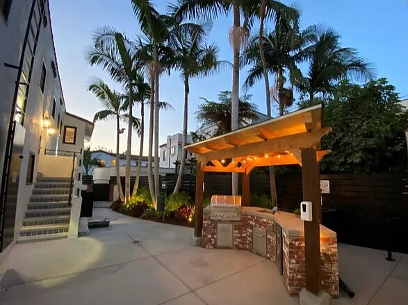 1014 S Hayworth Ave — Photo 11