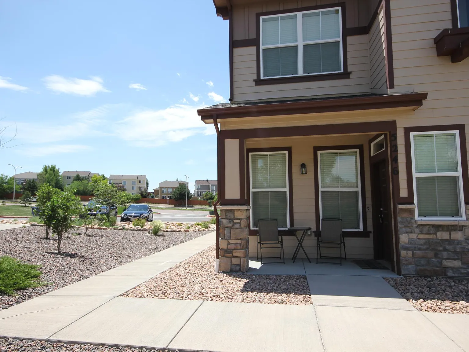 3 bed, 2.5 bath, 1376 sqft, $2,215 — Photo 3