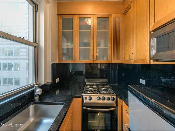 5th image of 333 E 43rd St APT 917