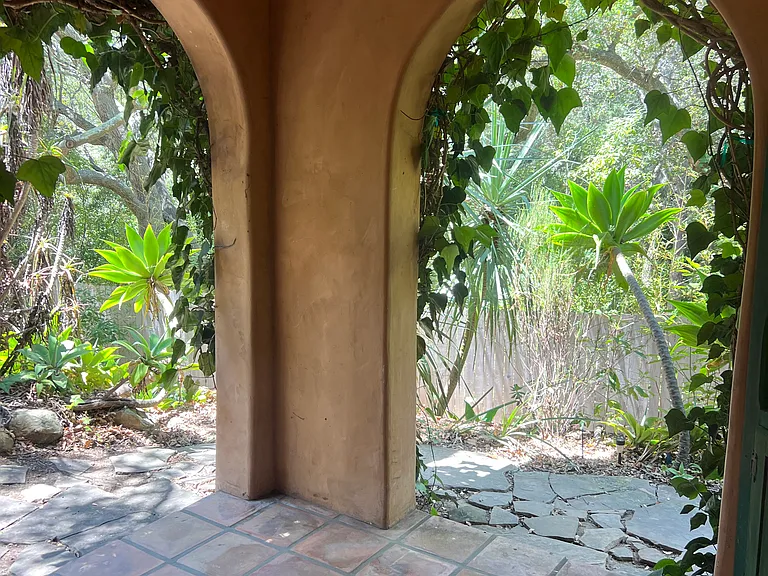 1827 Sycamore Canyon Rd — Photo 8
